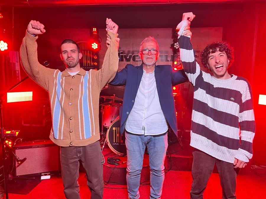 
	Tommy Rossi, al centro,proclama i due vincitori

