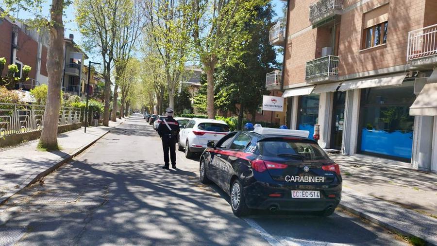 Rapinano coetanei all’esterno di un locale, denunciati tre minorenni