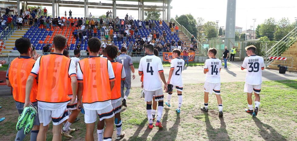 Nella foto di Nucci i giocatori arancioni salutano i tifosi seduti in tribuna