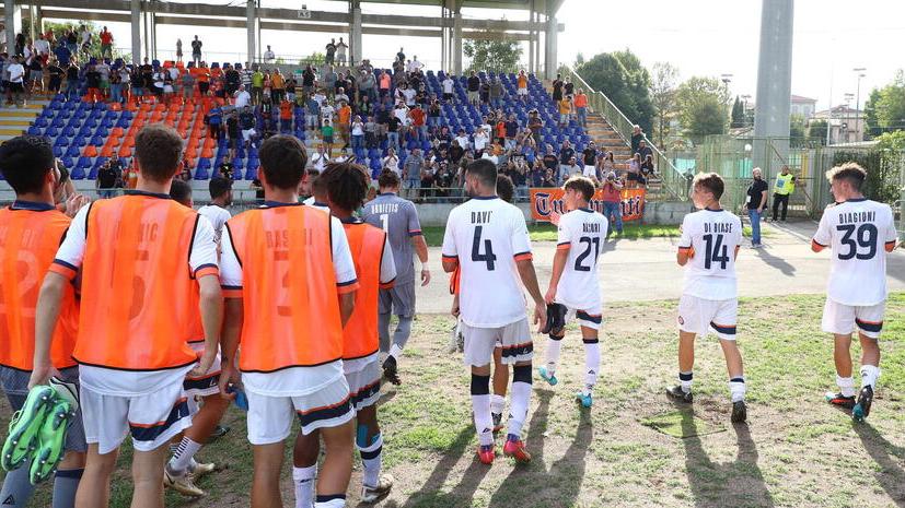 Nella foto di Nucci i giocatori arancioni salutano i tifosi seduti in tribuna