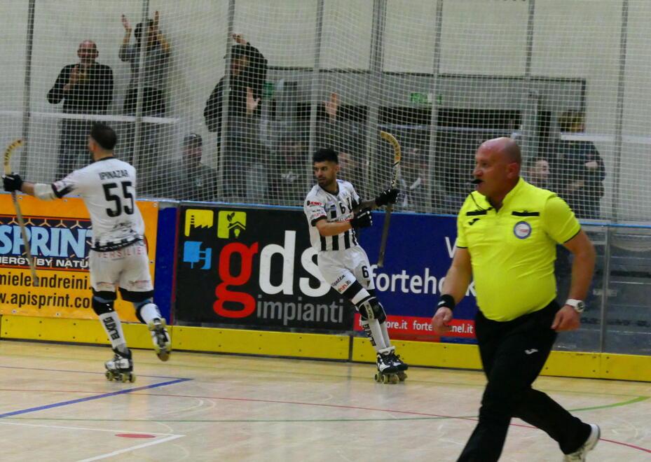 I bianconeri esultano dopo un gol (foto Roberto Paglianti)