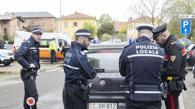 Minaccia di buttarsi dal palazzo, salvato da un carabiniere di Reggio Emilia: «Soddisfatto di esserci riuscito»