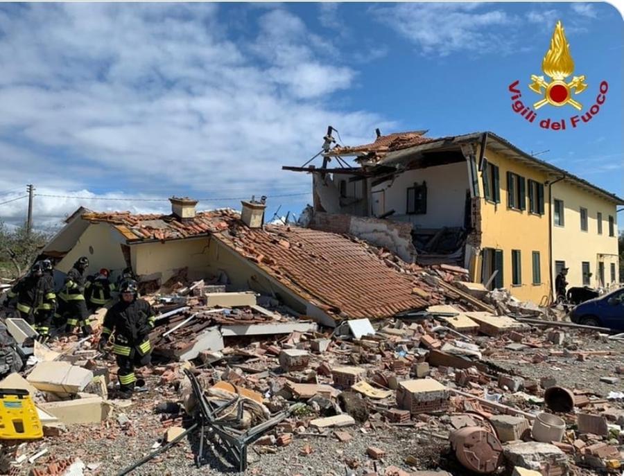 Casa esplosa a Lucca: trovato un morto sotto le macerie, gravissima la moglie – Video