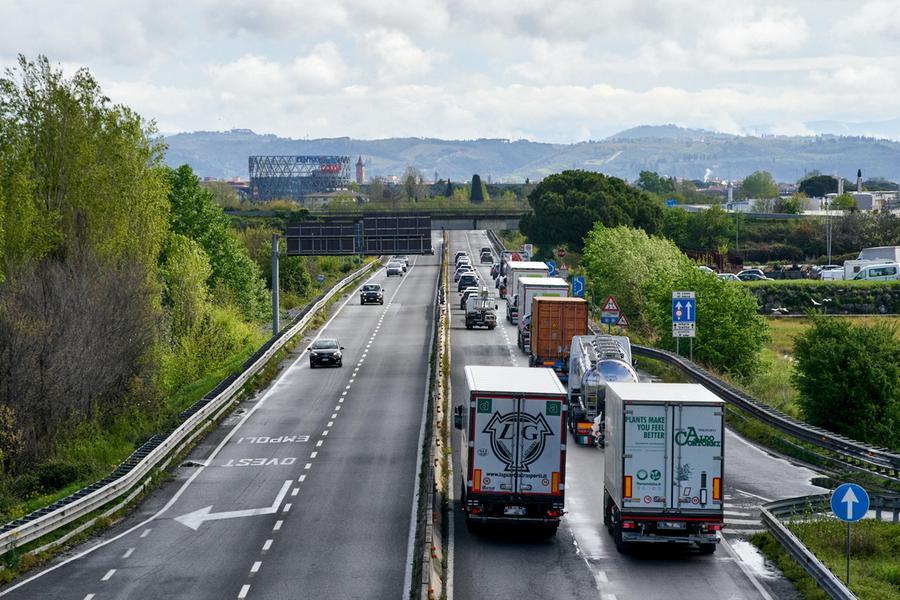 Fi-Pi-Li, ecco il corteo “no pedaggio”. Tir e bus in fila da San Miniato a Empoli: «Utenti sì, finanziatori no» – Video