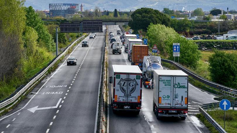 Fi-Pi-Li, ecco il corteo “no pedaggio”. Tir e bus in fila da San Miniato a Empoli: «Utenti sì, finanziatori no» – Video