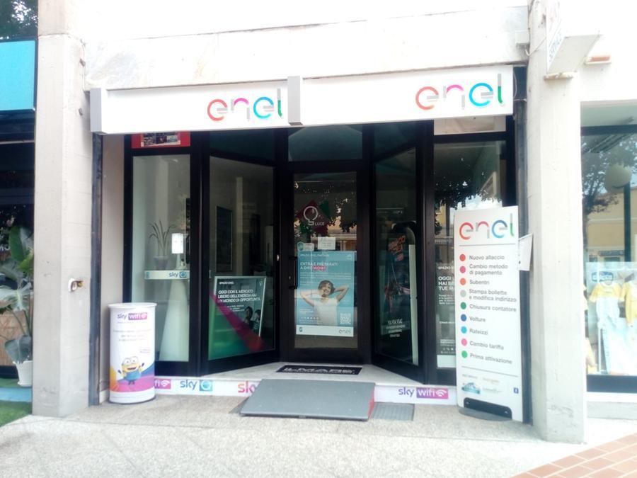 Aggredisce le impiegate del Punto Enel di Tortolì che le avevano chiesto di aspettare e poi scappa