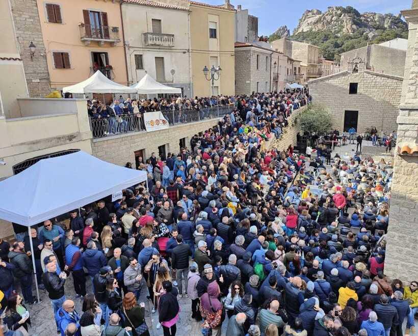 Ad Aggius è già record di turisti, in migliaia per le strade del borgo
