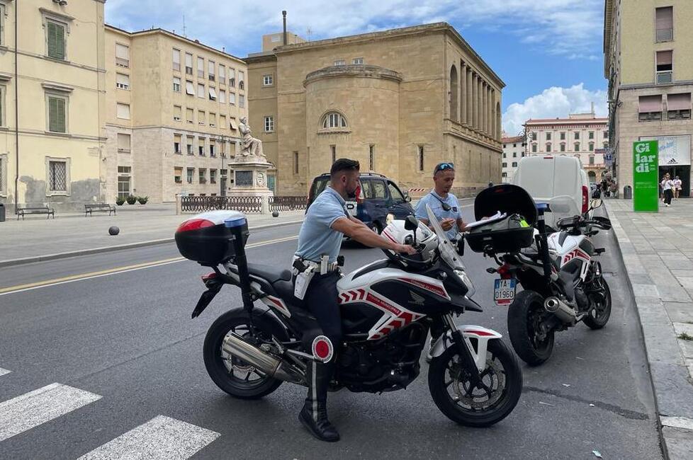 Fugge all'alt della municipale, si schianta e viaggia contromano: multato per 794 euro 