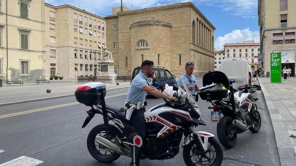 Fugge all'alt della municipale, si schianta e viaggia contromano: multato per 794 euro