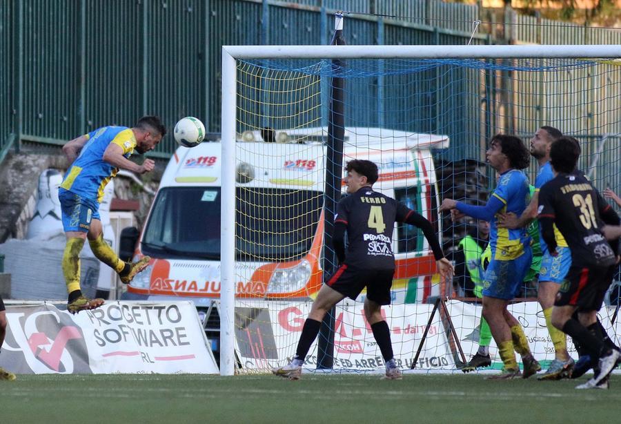 La Carrarese in rimonta vince il derby con la Lucchese: 2-1