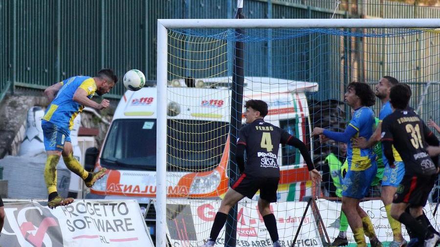 La Carrarese in rimonta vince il derby con la Lucchese: 2-1
