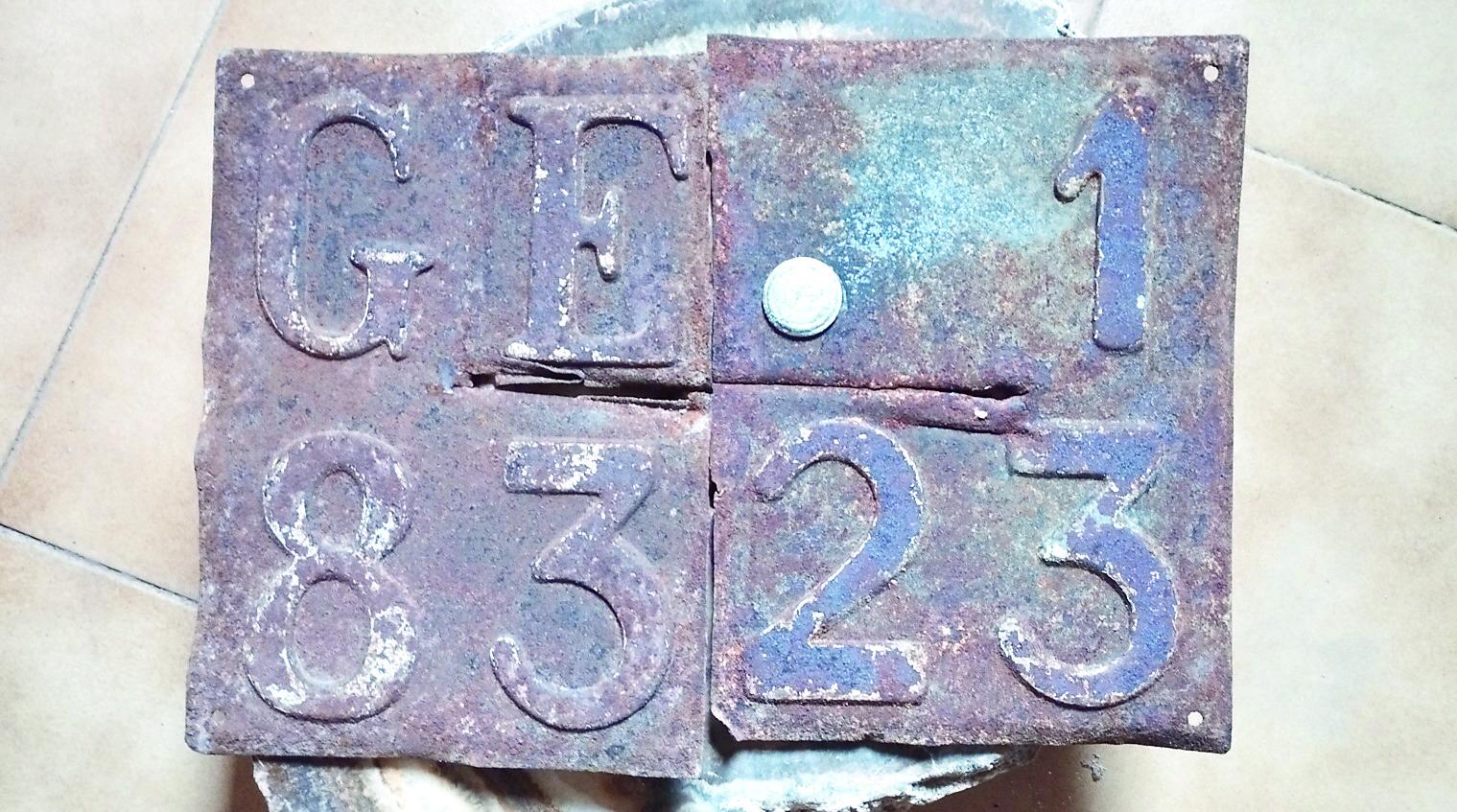 In una soffitta di Nulvi la targa dell'auto di Claretta Petacci