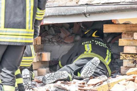 
	45 vigili del fuoco esperti sono arrivati da varie parti della Toscana

