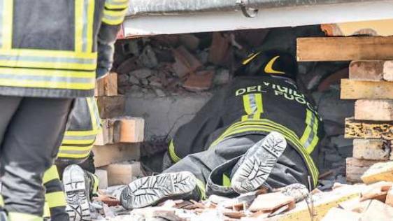 45 vigili del fuoco esperti sono arrivati da varie parti della Toscana