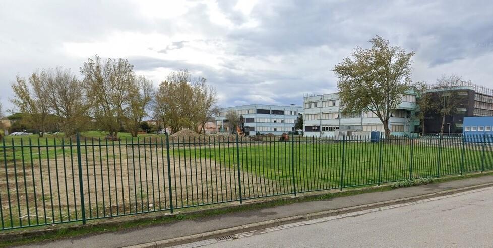 L’area tra Iti Marconi e via Palermo dove sorgerà la nuova palestra del Villaggio scolastico di Pontedera
