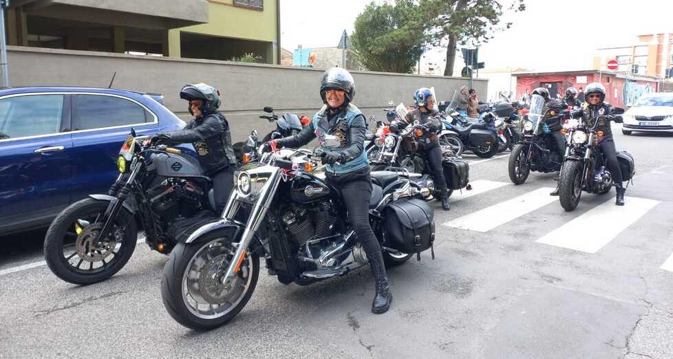 Nozze alla Easy Rider a Livorno. Alessio, Alessandra e il fatidico sì in Harley 