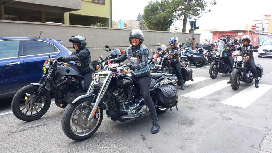 Nozze alla Easy Rider a Livorno. Alessio, Alessandra e il fatidico sì in Harley