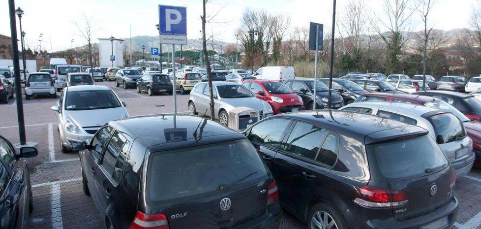 Nella foto di Nucci auto in sosta nel grande parcheggio di via da Vinci all’ippodromo