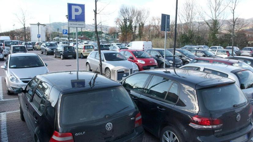 Nella foto di Nucci auto in sosta nel grande parcheggio di via da Vinci all’ippodromo
