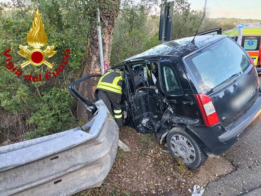 Sfonda il guard rail con l’auto e sbatte su un albero: sulla 125 tra Arzachena e Olbia ferita una donna