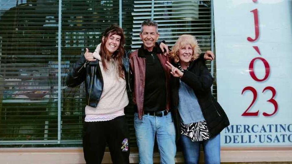 Melissa Lai con il padre Stefano e la mamma Vincenza davanti al mercatino dell’usato Ajò di via Enriques