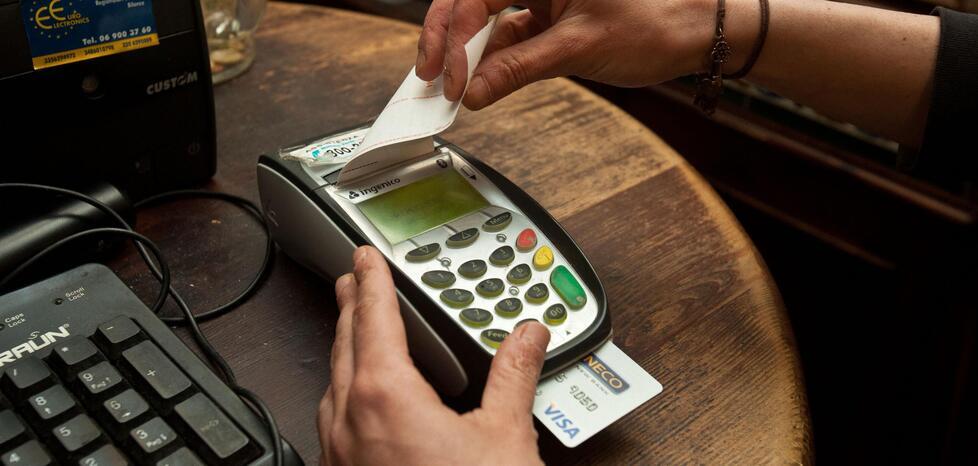 «Scontrini entro le 24» ma le imprese non ci stanno: «Così dobbiamo chiudere e riaprire alla mezzanotte
