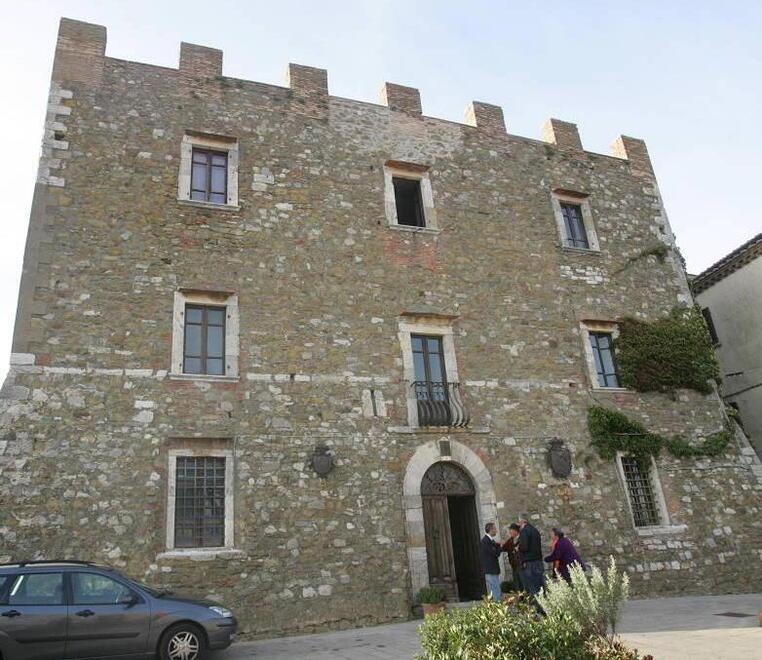 Il municipio di Manciano (foto d’archivio Enzo Russo)