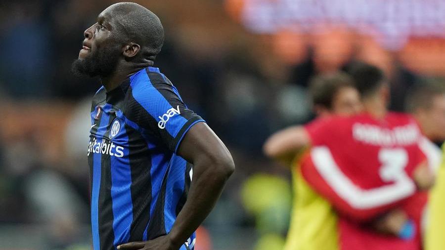 Calcio, l’Inter cade ancora in campionato: il Monza espugne San Siro