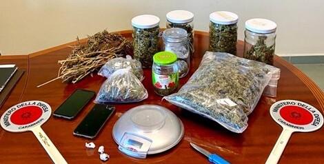 La droga e il materiale per il confezionamento delle dosi trovato nella casa dei due uomini dai carabinieri di Rosignano Marittimo