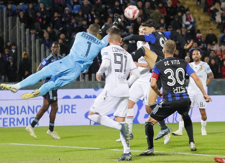 Un’uscita del portiere umbro Iannarilli nella gara d’andata (Muzzi)