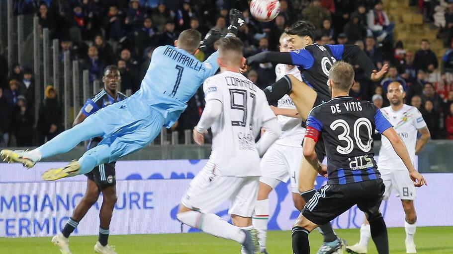 Un’uscita del portiere umbro Iannarilli nella gara d’andata (Muzzi)