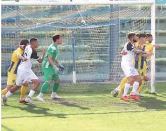 
	Una mischia davanti alla porta marchigiana (foto Fermana FC)


