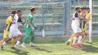 Una mischia davanti alla porta marchigiana (foto Fermana FC)