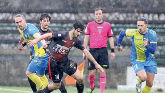 Quirini impegnato in un contrasto (Foto Cuffaro)