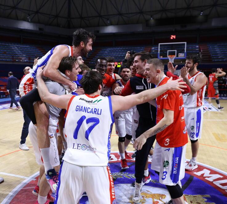 L’esultanza della Fabo Herons al termine dell’ultima vittoria casalinga (foto Nucci)