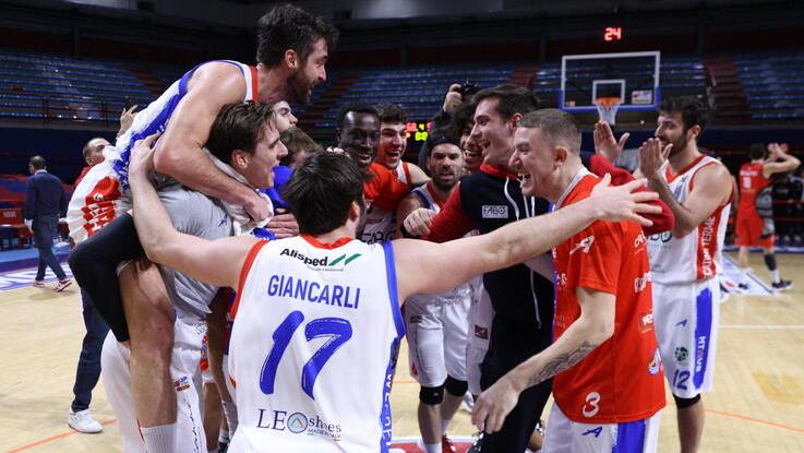 L’esultanza della Fabo Herons al termine dell’ultima vittoria casalinga (foto Nucci)