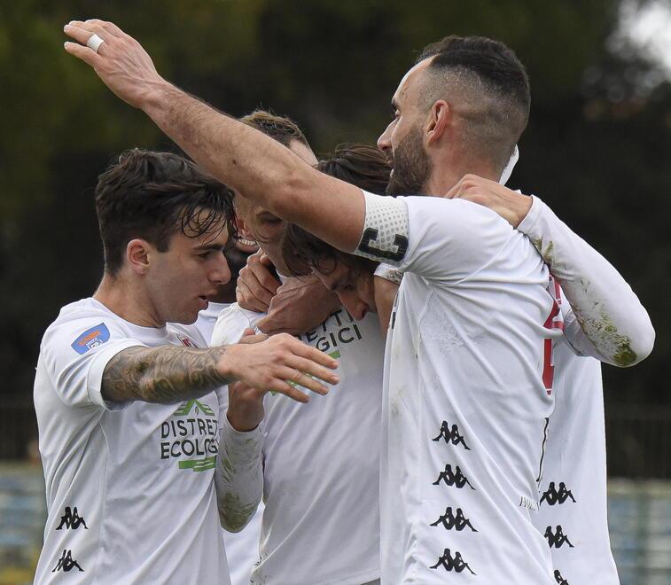 I torelli festeggiano dopo una rete in campionato (foto Agenzia Bf)
