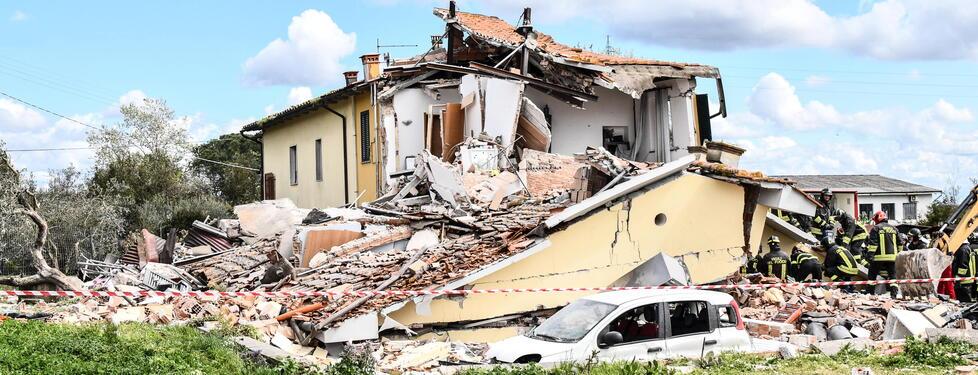 Casa esplosa a Lucca, il vicino di casa graziato: «Ero uscito poco prima, devo avere un santo in paradiso» – Video