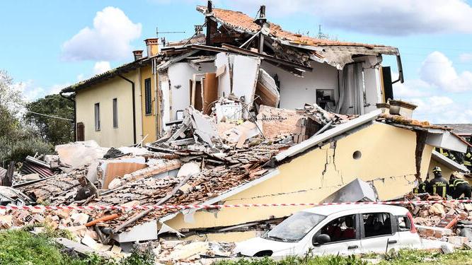 Casa esplosa a Lucca, il vicino di casa graziato: «Ero uscito poco prima, devo avere un santo in paradiso» – Video