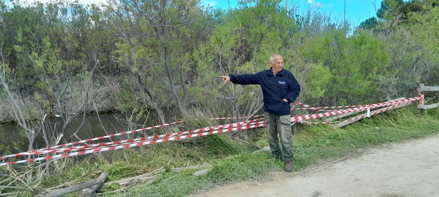 
	Il presidente della Cooperativa pescatori di Orosei, Giacomo Contu,&nbsp;mostra il punto della foce del Cedrino dove &egrave; caduta l'auto del 24enne di Galtell&igrave; <em>(foto Nino Muggianu)</em>

