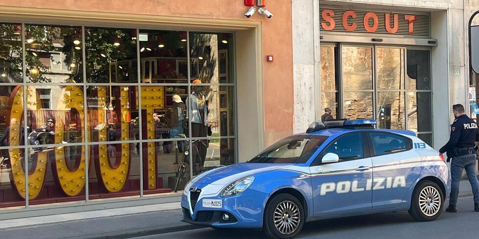 Modena, ruba da Scout e minaccia il commesso: «Occhio che ti taglio la gola» 