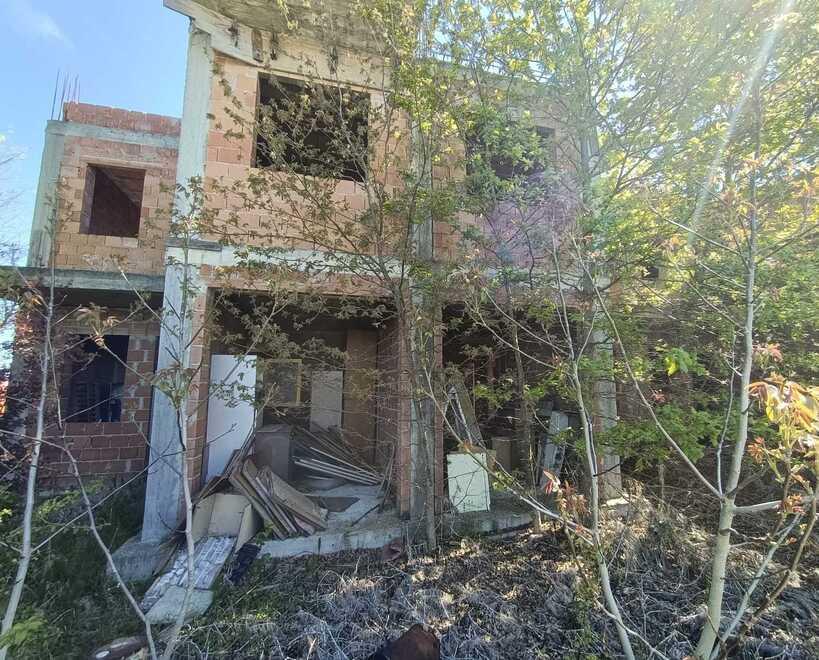 Una discarica abusiva nel cantiere abbandonato 