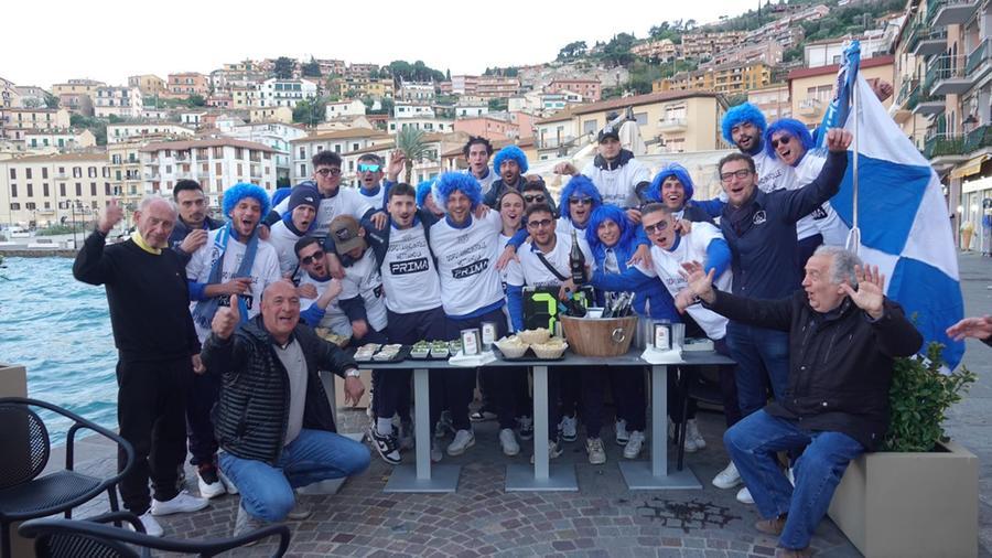 
	La squadra festeggia sul lungomare (foto Enzo Russo)

