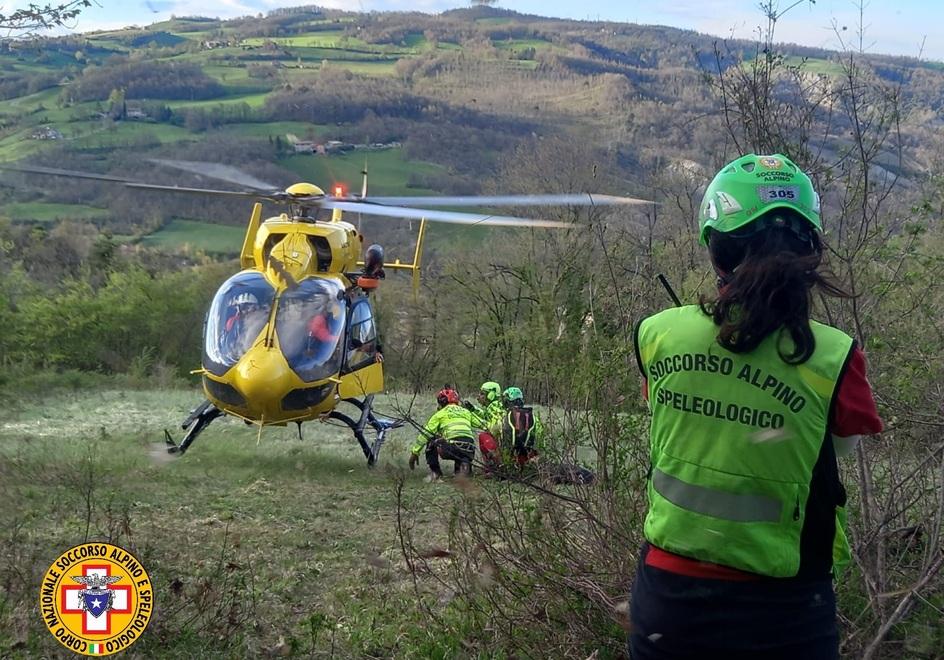 Biker cade con la moto e si ferisce alla schiena Arriva l’elicottero