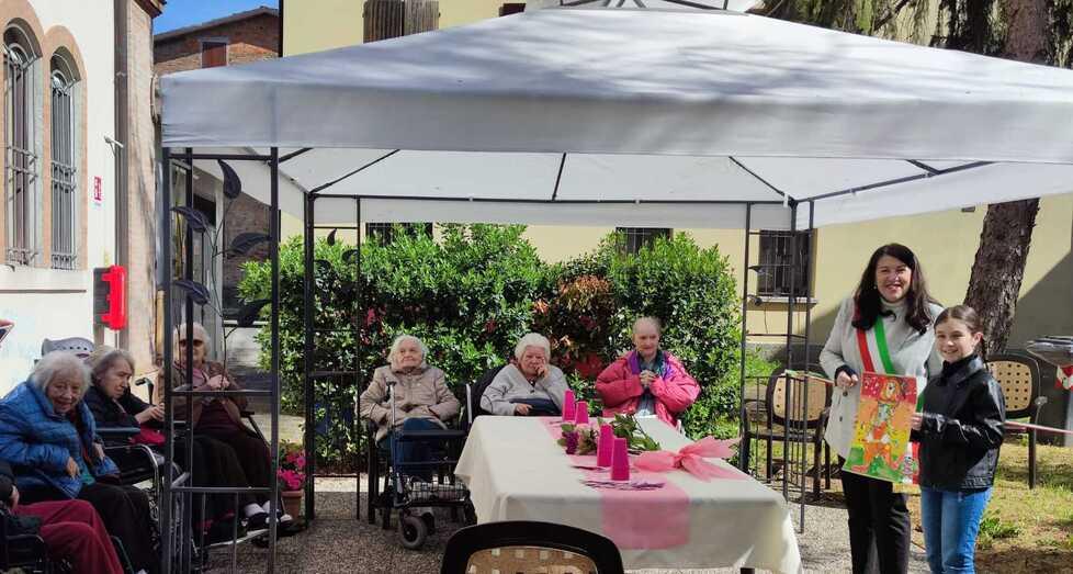 Un gazebo per gli anziani grazie alla vendita dei dipinti di Matilde