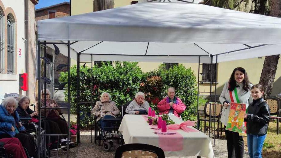 Un gazebo per gli anziani grazie alla vendita dei dipinti di Matilde
