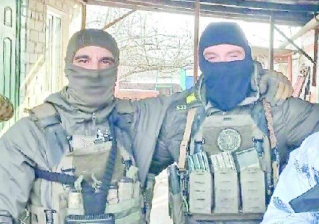 Alessio a sinistra nella foto pubblicata nel reportage dell’inviato di guerra Fausto Biloslavo