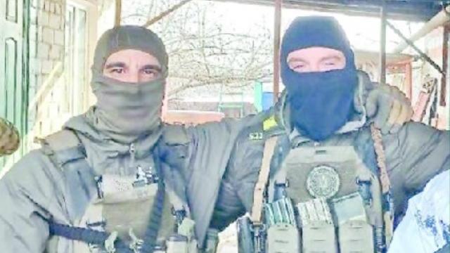 Alessio a sinistra nella foto pubblicata nel reportage dell’inviato di guerra Fausto Biloslavo