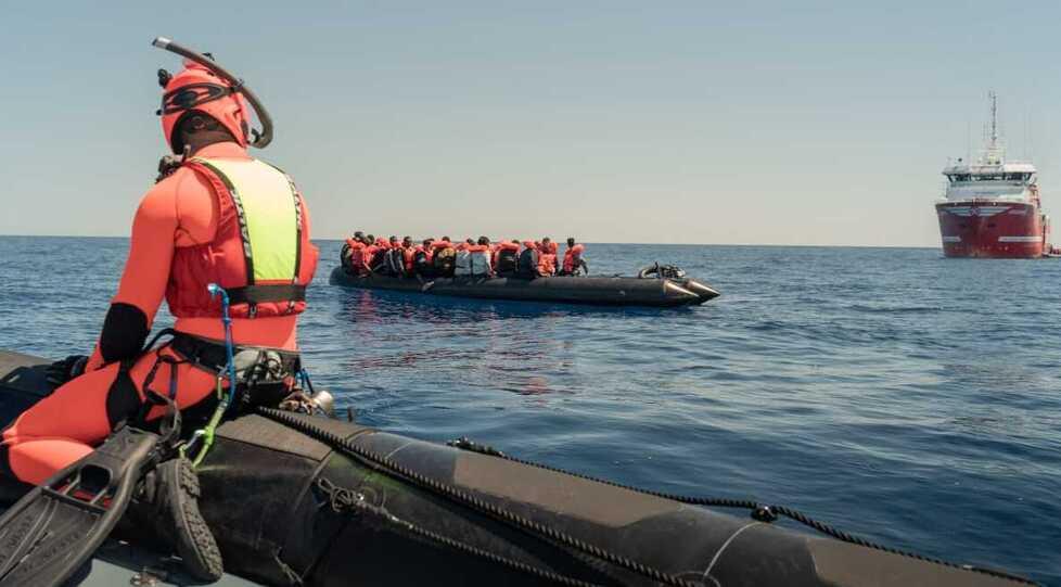 Migranti in arrivo a Carrara: «Due giorni di navigazione in più sono una cattiveria ingiustificata»