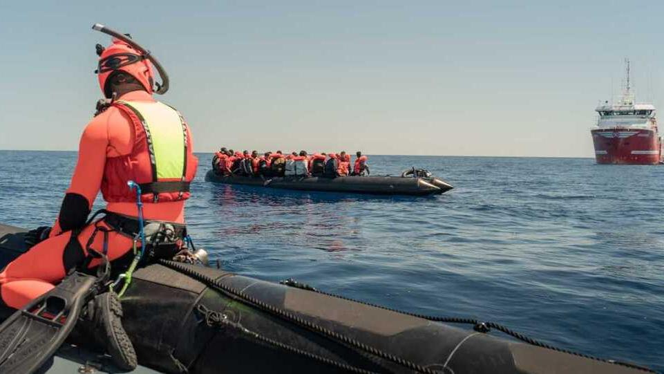 Migranti in arrivo a Carrara: «Due giorni di navigazione in più sono una cattiveria ingiustificata»